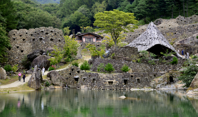 지리산 청학동에 있는 삼성궁은 돌덩이가 많은 신비로운 정원처럼 보인다. 돌로 만든 예술품이라 해도 무리는 아니다. 이채근 기자 mincho@imaeil.com