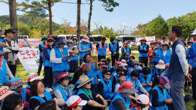 한국노총 김주영 위원장이 24일 톨게이트 요금 수납원들이 직접 고용을 촉구하며 점거 농성 중인 경북 김천시 한국도로공사 본사를 방문, 톨게이트노조 조합원들과 대화하고 있다. [한국도로공사 노동조합 제공. 재판매 및 DB 금지] 연합뉴스