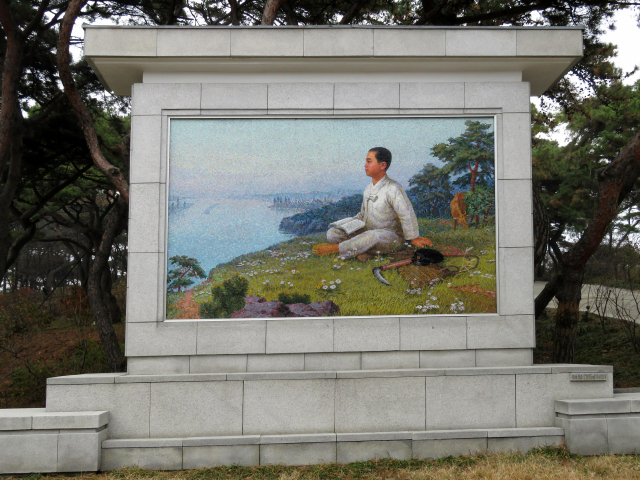 걸어서 만경봉을 넘어 용악산가는 길에 김일성의 어린시절의 초상이 그려져있다.