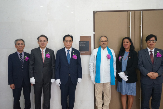 호세 라모스 오르타(왼쪽 네 번째) 전 동티모르 대통령과 한성욱(왼쪽 세 번째) 경운대 총장 등이 경운대에서