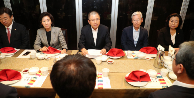 자유한국당 황교안 대표(가운데)와 나경원 원내대표가 25일 서울 여의도에 있는 한 식당에서 열린 당 상임위원회 간사단 오찬에서 발언하고 있다. 연합뉴스