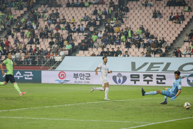 25일 전북 전주시 전주월드컵경기장에서 열린 2019 하나원큐 K리그1 31라운드 전북현대와 대구FC 경기에서 대구FC 세징야가 쐐기골을 넣고 있다. 대구FC 제공