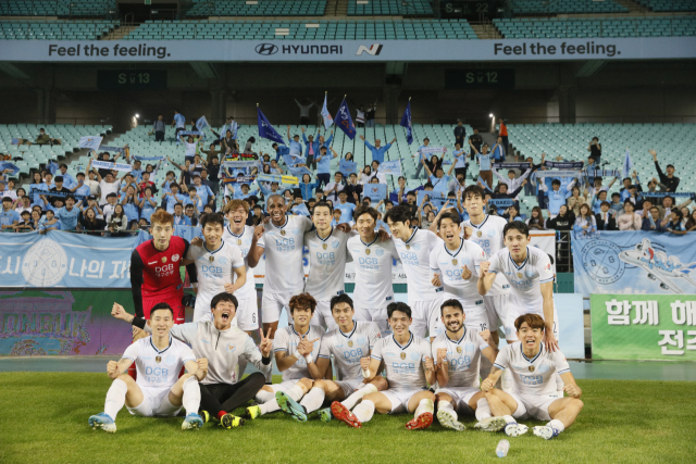 25일 전북 전주시 전주월드컵경기장에서 열린 2019 하나원큐 K리그1 31라운드에서 전북현대를 2대0으로 완파한 대구FC 선수들이 화이팅을 외치고 있다. 대구FC 제공