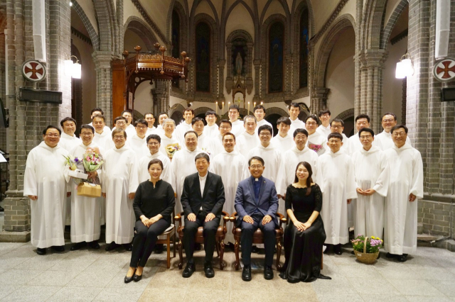 천주교 대구대교구 가톨릭남성합창단이 지난해 계산주교좌성당에서 제6회 정기연주회를 열고 조환길 대주교와 함께 기념찰영을 했다. 천주교 대구대교구 가톨릭남성합창단 제공