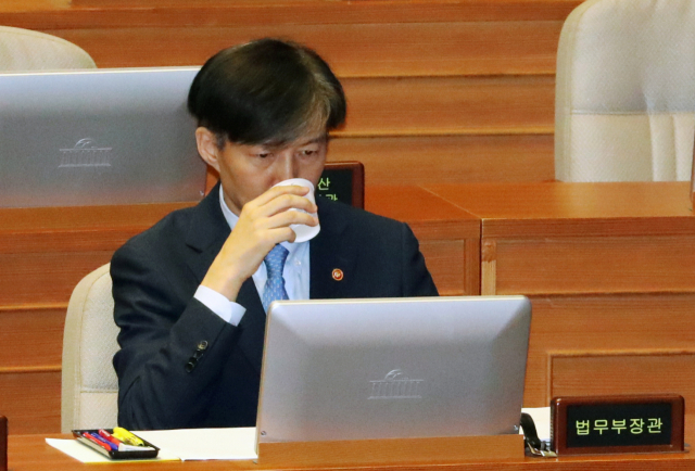 조국 법무부 장관이 26일 오후 국회 본회의장에서 열린 정치 분야 대정부질문에 참석, 물을 마시고 있다. 연합뉴스