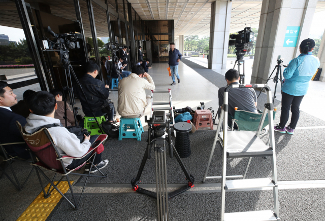 26일 오전 서울 서초구 서울중앙지방검찰청에서 취재진이 조국 법무부 장관 부인 정경심 동양대 교수 소환에 대비, 대기하고 있다. 연합뉴스