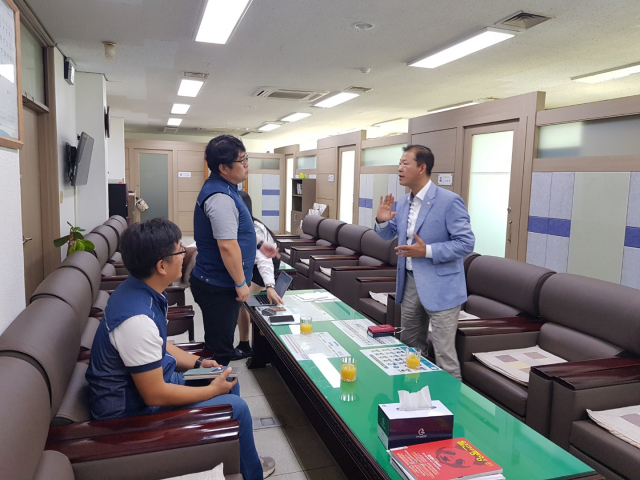 26일 서구의회에서 전공노 서구지부 관계자와 민부기(오른쪽) 구의원이 만나 얘기를 나누고 있다. 채원영 기자.