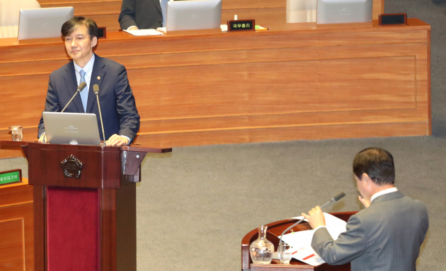 조국 법무부 장관이 26일 오후 국회 본회의에 출석, 자유한국당주광덕 의원의 질의를 경청하고 있다. 연합뉴스
