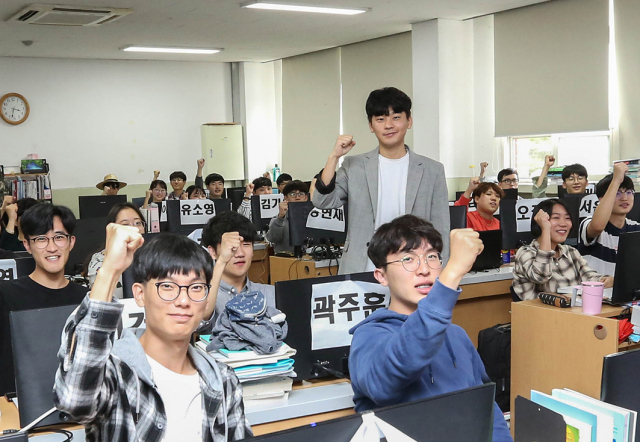 영진전문대 출신으로 일본 소프트뱅크에 근무 중인 송한얼 씨가 최근 모교를 찾아 일본IT기업주문반 2학년생들과 파이팅을 외치고 있다. 영진전문대 제공