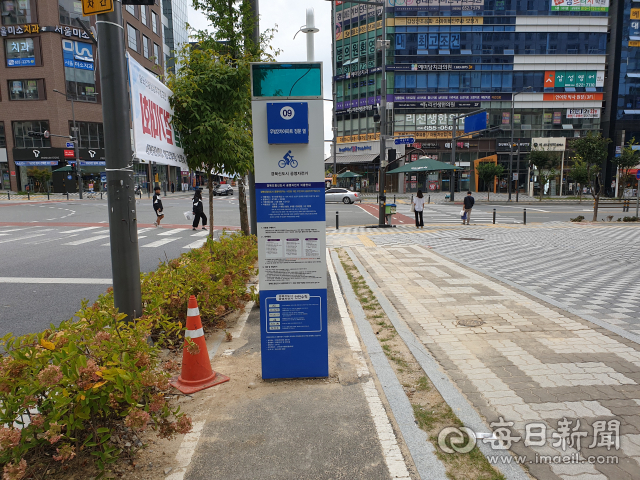 최근 경북도청 신도시 내 자전거 전용도로 곳곳에 길은 막아선 공영자전거 무인대여소 통신장비 및 이용 안내판이 설치돼 있었다. 윤영민 기자