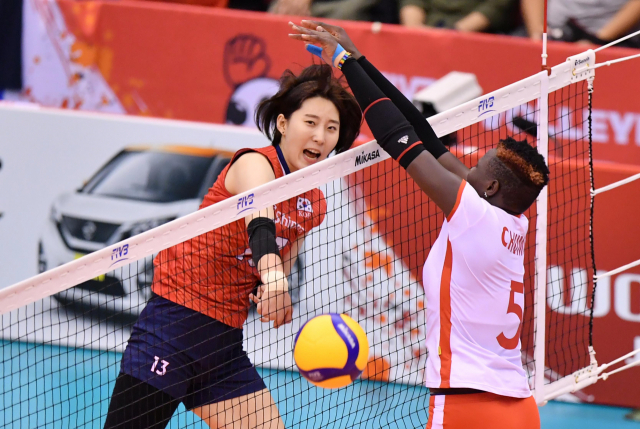 여자배구 대표팀 박정아가 27일 일본 오사카에서 열린 2019 국제배구연맹(FIVB) 월드컵 3라운드에서 케냐와 경기를 진행하고 있다. 연합뉴스