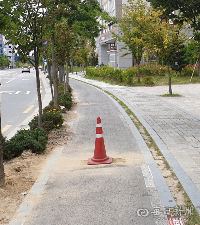 27일 찾아간 도청 신도시 내 자전거 전용도로에는 이미 공영자전거 무인대여소 통신장비 및 이용 안내판이 철거돼 있었고 현재는 라바콘이 놓여져 있다. 윤영민 기자