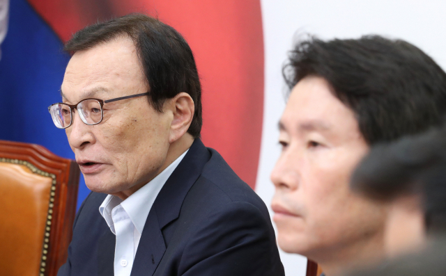 더불어민주당 이해찬 대표(왼쪽)가 27일 오전 국회에서 열린 최고위원회의에서 발언하고 있다. 연합뉴스