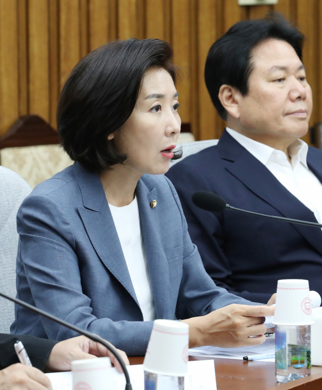 자유한국당 나경원 원내대표(왼쪽)가 27일 오전 국회에서 열린 원내대책회의에서 발언하고 있다. 연합뉴스