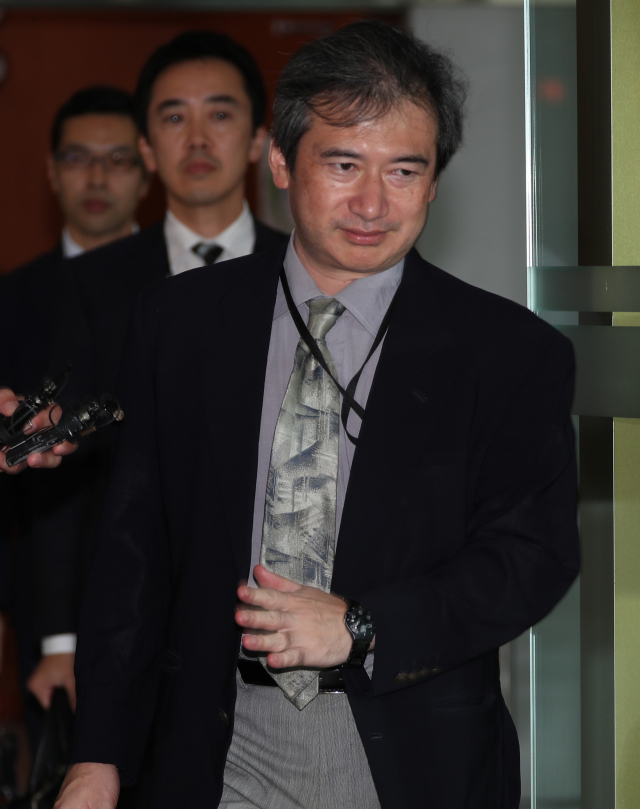 국방부와 외교부는 27일 일본이 방위백서를 통해 독도 영유권을 주장한 데 대해 각각 주한 일본대사관 관계자를 초치해 항의했다. 미바에 다이스케 주한 일본대사관 총괄공사대리(정무공사)가 27일 서울 도렴동 외교부 청사로 초치된 후 나가고 있다. 일본은 이날 각의에서 독도 영유권 주장을 담은 2019년판 방위백서를 채택했다. 연합뉴스