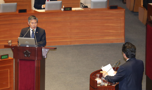 정경두 국방부 장관이 27일 오후 열린 국회 본회의에서 자유한국당 원유철 의원의 외교·통일·안보 분야 대정부질문에 답변하고 있다. 연합뉴스
