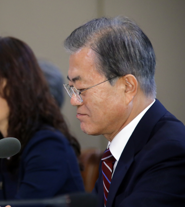 문재인 대통령이 27일 오전 청와대에서 보이코 보리소프 불가리아 총리와 정상회담을 하던 중 잠시 생각에 잠겨 있다. 연합뉴스