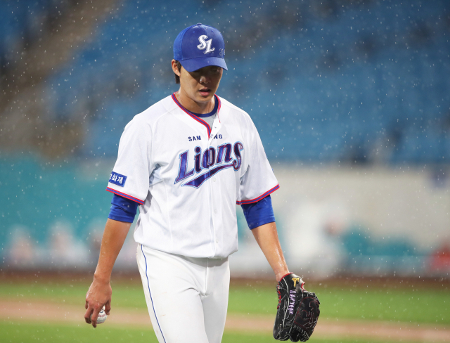 27일 대구삼성라이온즈파크에서 열린 2019 KBO리그 삼성 라이온즈와 SK 와이번스의 경기 4회초 우천으로 경기가 잠시 중단되자 삼성 선발투수 정인욱이 비를 맞으면서 마운드를 내려오고 있다. 경기는 21분 후 재개됐다. 삼성 라이온즈 제공
