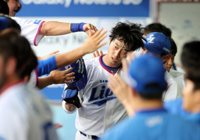 28일 대구삼성라이온즈파크에서 열린 2019 KBO리그 삼성 라이온즈와 SK 와이번스의 경기 2회말 2사 1루 상황에서 이원석의 좌중간 2루타 때, 1루주자 이학주가 득점에 성공해 덕아웃에서 동료들의 축하를 받고 있다. 삼성 라이온즈 제공