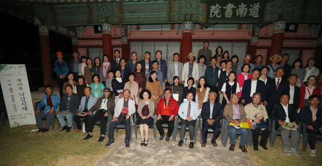 지난 27일 제 69회 낙강(낙동강)시제가 열린 임란북천전적지에서 전국에서 모인 문인들이 기념촬영을 하고 있다. 한국문인협회상주지부 제공.