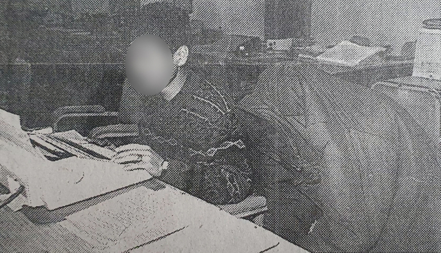 우리나라 강력범죄 사상 최악의 미제사건으로 남아있던 화성연쇄살인사건의 용의자가 30여년 만에 특정됐다. 사진은 화성연쇄살인사건의 유력한 용의자로 지목된 A씨가 1994년 충북 청주에서 처제를 성폭행한 뒤 살인한 혐의로 검거돼 옷을 뒤집어쓴 채 경찰조사를 받고 있는 모습. 연합뉴스