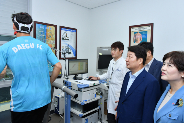 대구 장애인체력인증센터가 다음달 대구시 수성구 월드컵로 대구장애인국민체육센터 내에 문을 연다. 센터를 둘러보고 있는 권영진 대구시장과 강은희 교육감. 대구시 제공
