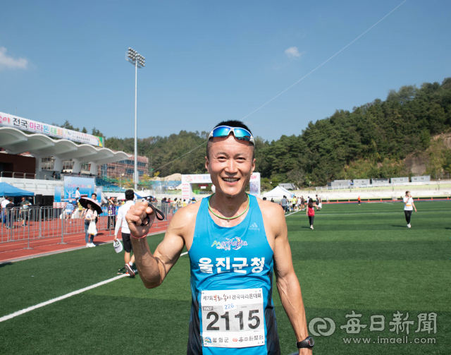 제7회 봉화송이전국마라톤대회 하프코스 남자부문에서 우승을 차지한 장성연 씨가 골인을 한 뒤 여유롭게 포즈를 취하고 있다. 윤영민 기자