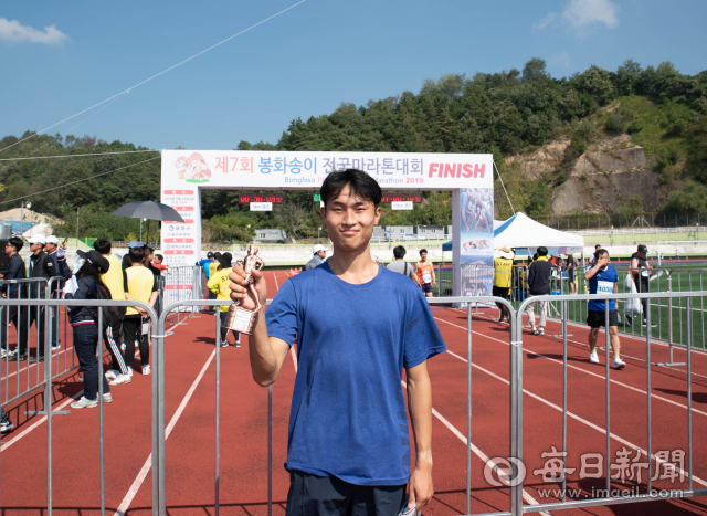 제7회 봉화송이전국마라톤대회 10km 남자 부문에서 우승한 한상수 씨가 우승 트로피를 들어보이고 있다. 윤영민 기자