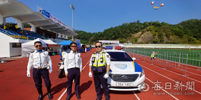 경북 봉화경찰서 직원들이 마라톤대회 시작 전 마지막으로 교통안전 정비를 마치고 대회 개회를 기다리고 있다. 봉화경찰서 제공