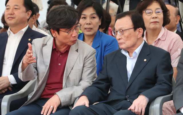 4일 서울 종로구 원서동 노무현시민센터 건립부지에서 열린 기공식에서 더불어민주당 이해찬 대표와 유시민 노무현재단 이사장이 이야기하고 있다. 연합뉴스