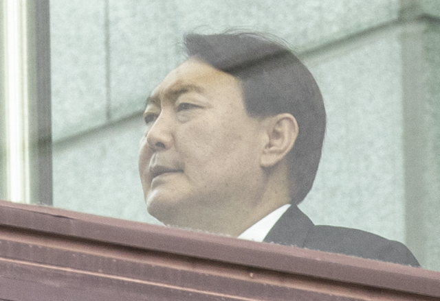 윤석열 검찰총장이 27일 점심을 먹기 위해 서울 서초구 대검찰청 구내식당으로 이동하고 있다. 연합뉴스