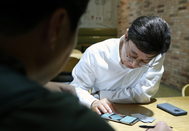 8일 오후 경북 영주시 동양대학교에서 최성해 동양대 총장이 연합뉴스와 만나 조국 법무부 장관 후보자 딸의 표창장 논란과 관련해 입장을 밝히다 지난 6일 조 후보자의 인사청문회에서 포착된 표창장을 살펴보고 있다. 연합뉴스