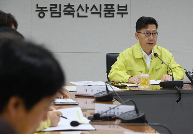 국내 아프리카돼지열병 발병이 9건인 30일 오전 세종시 정부세종청사 농림축산식품부 아프리카돼지열병 방역상황실에서 김현수 농림축산식품부 장관이 모두발언하고 있다. 연합뉴스