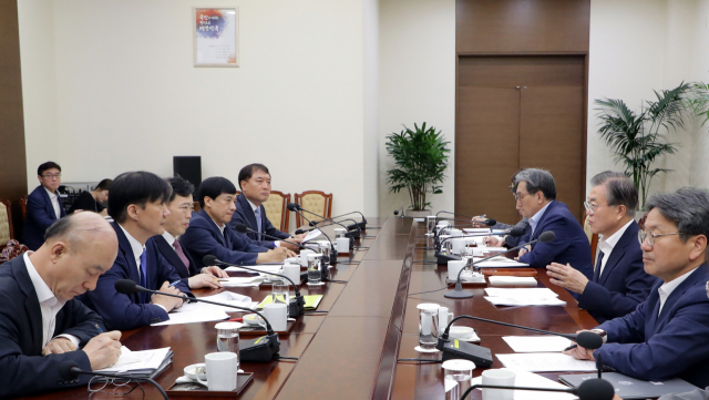 문재인 대통령이 30일 오전 청와대 여민관에서 조국 법무부 장관의 업무보고를 받고 있다. 연합뉴스