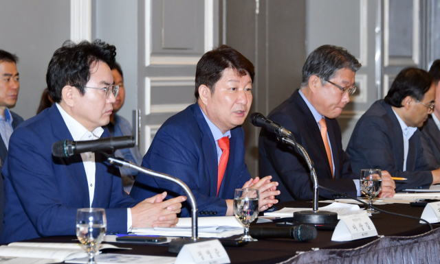 30일 오전 서울 켄싱턴호텔에서 열린 대구시와 자유한국당 예산정책협의회에서 권영진 대구시장이 발언하고 있다. 대구시 제공