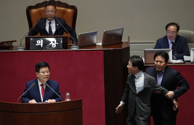 30일 오후 국회 본회의장에서 열린 경제분야 대정부질문에서 더불어민주당 이원욱 원내수석부대표(오른쪽 두번째)가 지난 26일 열렸던 본회의에서 여야 합의 없이 정회를 선언한 이주영 국회부의장(위)에게 사과를 요구하고 있다. 연합뉴스