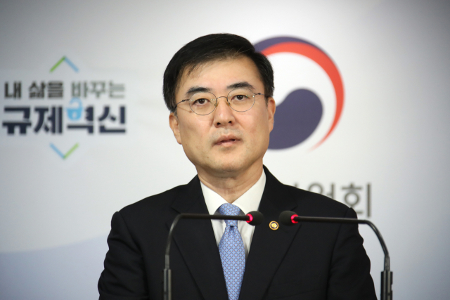 손병두 금융위원회 부위원장이 30일 오후 정부서울청사 브리핑실에서 장기·고정금리 대출 상품인 안심전환대출에 총 74조원 상당의 신청이 접수됐다고 밝히고 있다. 연합뉴스