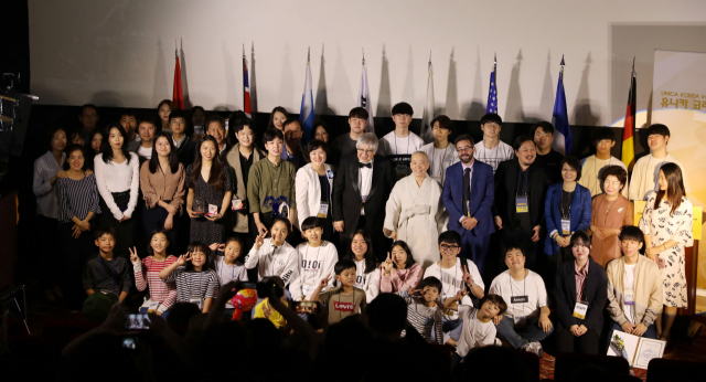 2019 유니카 코리아 국제영화제가 29일 폐막식 을 한 후 유영의 조직위원장과 조직위 관계자, 심사위원, 자원봉사자 등이 어울려 기념 사진을 촬영하고 있다. 김진만 기자