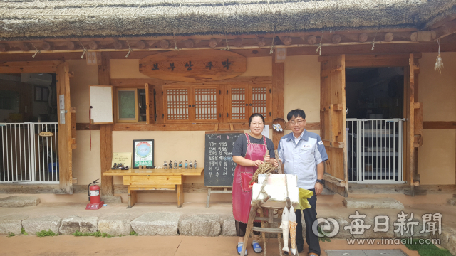 울진 십이령 보부상 주막촌의 박숙희(왼쪽), 김경조(오른쪽) 공동대표. 과거 등짐을 지고 울진과 봉화 등지를 넘나들던 보부상들의 정취가 초가집 주막 안에 가득하다. 신동우 기자