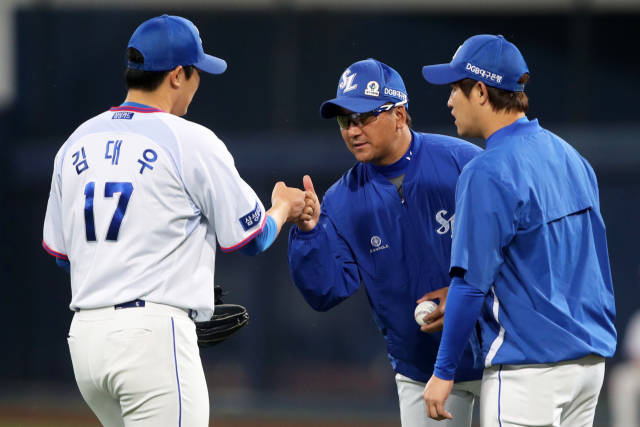 지난 6월 5일 대구삼성라이온즈파크에서 열린 2019 KBO리그 삼성 라이온즈와 NC 다이노스의 경기 5회초 1사 만루 상황에서 마운드에 오른 김대우가 오치아이 투수코치와 주먹을 부딪히고 있다. 삼성 라이온즈 제공