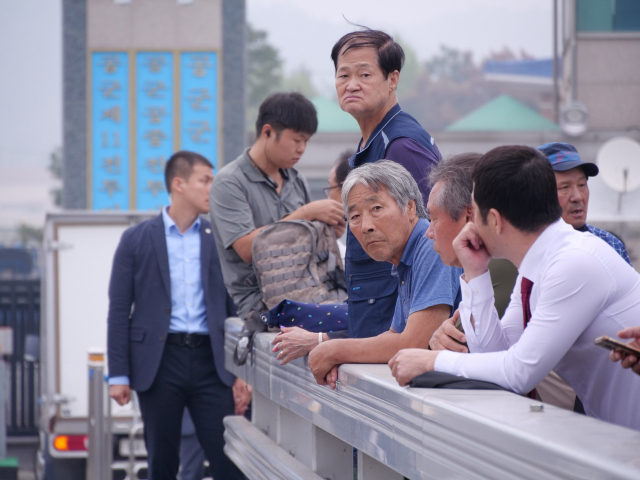 제71주년 국군의 날 기념행사가 1일 오전 대구 공군기지에서 열리는 가운데 행사 시작 전 시민들이 공군기지 앞에서 대기하고 있다. 안성완 영상기자