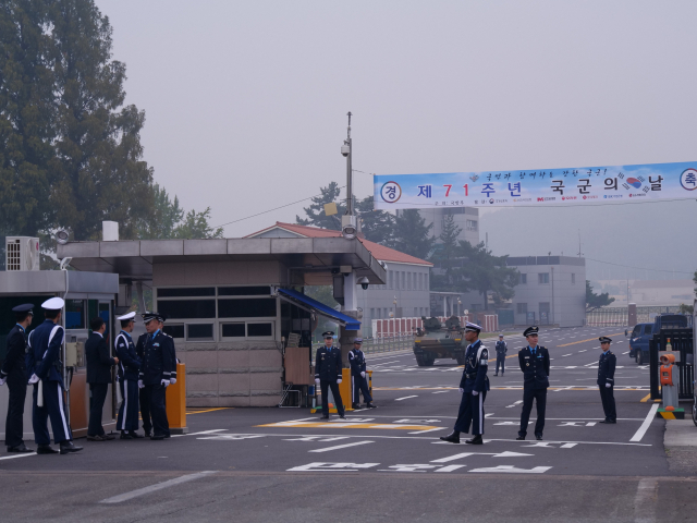제71주년 국군의 날 기념행사가 1일 오전 대구 공군기지에서 열리는 가운데 행사 시작 전 군인들이 정문을 지키고 있다. 안성완 영상기자