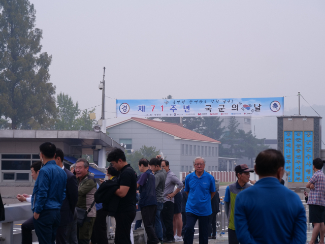 제71주년 국군의 날 기념행사가 1일 오전 대구 공군기지에서 열리는 가운데 행사 시작 전 시민들이 공군기지 앞에서 대기하고 있다. 안성완 영상기자