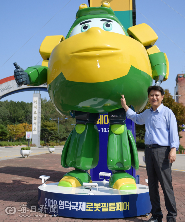 이희진 영덕군수가 경북 영덕군 삼사해상공원 삼거리에 설치된 영덕국제로봇필름페어를 알리는 호보트 조형물을 소개하고 있다. 김대호 기자