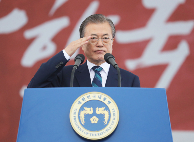 문재인 대통령이 1일 대구 공군기지에서 열린 국군의 날 행사에서 경례하고 있다. 연합뉴스