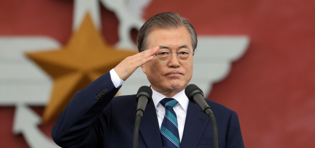 문재인 대통령이 1일 대구 공군기지에서 열린 국군의 날 행사에서 거수경례를 하고 있다. 연합뉴스