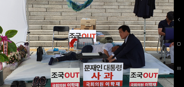 17일째 단식 중인 이학재 자유한국당 의원을 1일 위로 방문한 같은 당 곽대훈 의원(우측)이 허탈한 표정을 짓고 있다. 곽 의원은 이날 