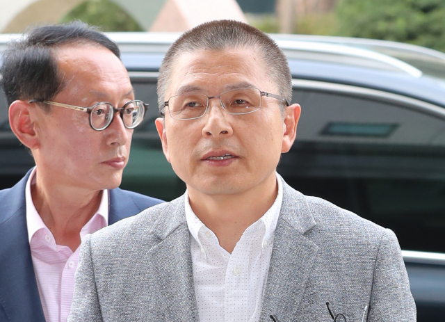 자유한국당 황교안 대표가 패스트트랙 충돌 사건 관련 조사를 받기 위해 1일 오후 서울 양천구 남부지검에 출석하며 입장을 밝히고 있다. 연합뉴스