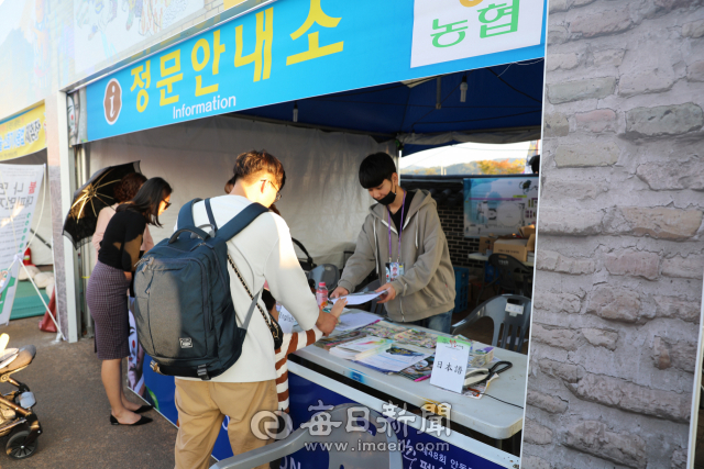 안동국제탈춤페스티벌 정문에서 한 자원봉사자가 관광객을 대상으로 행사 부스와 프로그램에 대해 안내하고 있다. 안동시 제공