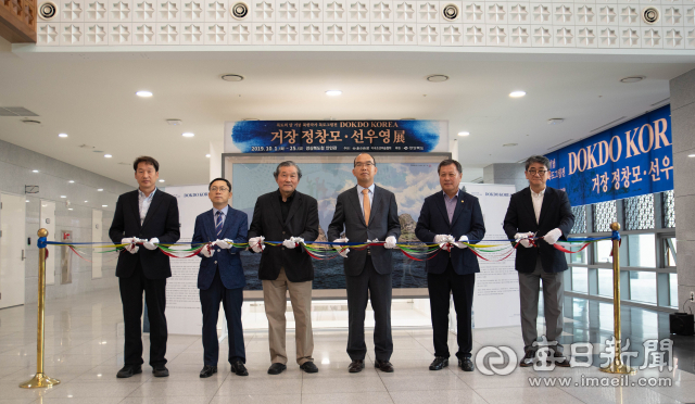 김남일 경북도 환동해지역본부장, 전진석 경북도교육청 부교육감, 신동훈 미국조선미술협회 회장, 윤종진 경북도 행정부지사, 김봉교 경북도의회 부의장, 이동관 매일신문 광고국장(왼쪽부터)이 경북도청 안민관에서 열린 개막식에 참가해 테이프커팅식을 하고 있다. 윤영민 기자